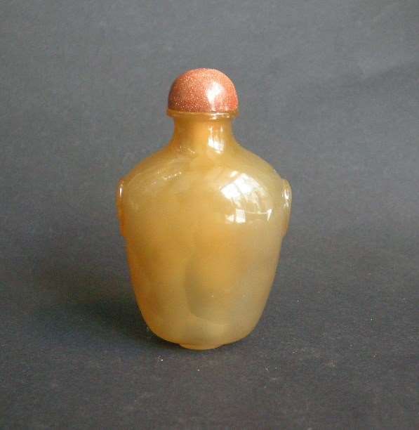 Snuff bottle agate with mask in the shoulders